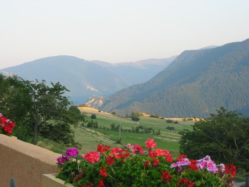 Aux Quatre Saisons Axat Bed and Breakfast Esterno foto