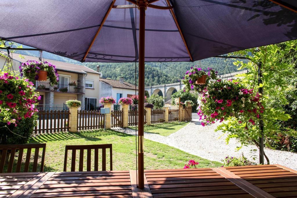 Aux Quatre Saisons Axat Bed and Breakfast Esterno foto
