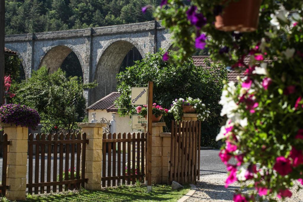 Aux Quatre Saisons Axat Bed and Breakfast Esterno foto